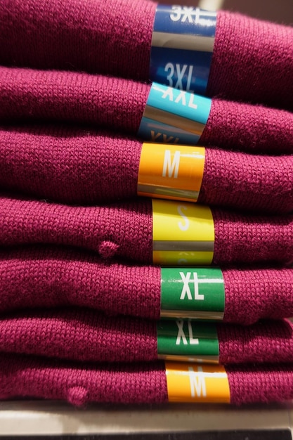 Zbliżenie na haftowane wzory i kolorowe nici